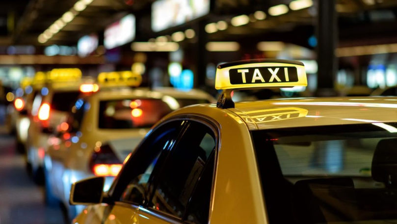 Un taximetrist, înjunghiat de doi pasageri la Chișinău