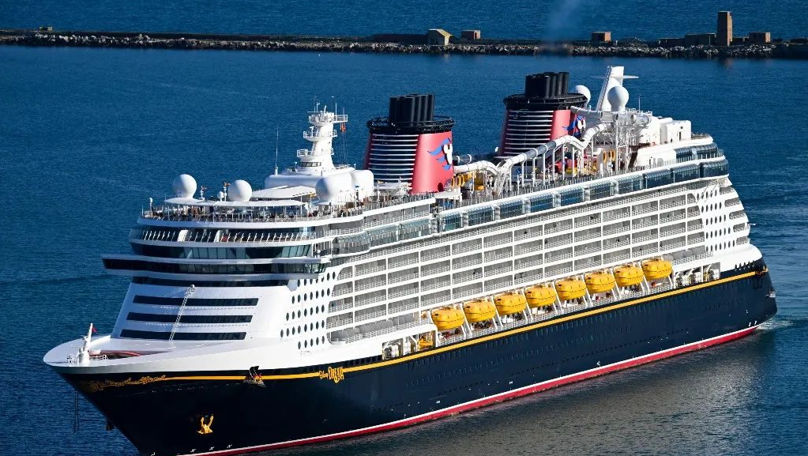 Un tată a sărit în ocean de pe o navă Disney pentru a-și salva fiica