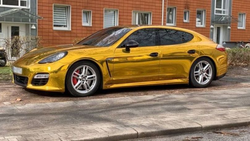 Ce a pățit șoferul unui Porsche Panamera auriu, stopat de polițiști