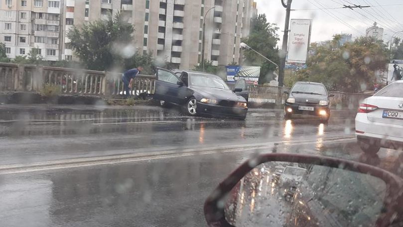 Accident violent pe strada Ismail: Un BMW, la un pas să cadă în gol