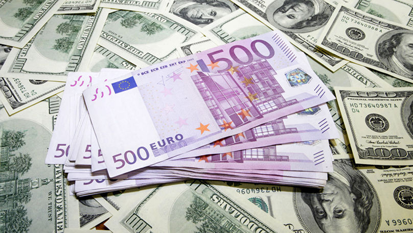 Euro scade la cel mai mic nivel din ultimii 20 de ani față de dolar