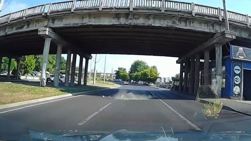 Incident pe podul Ismail: O bucată de beton a căzut în fața unei mașini
