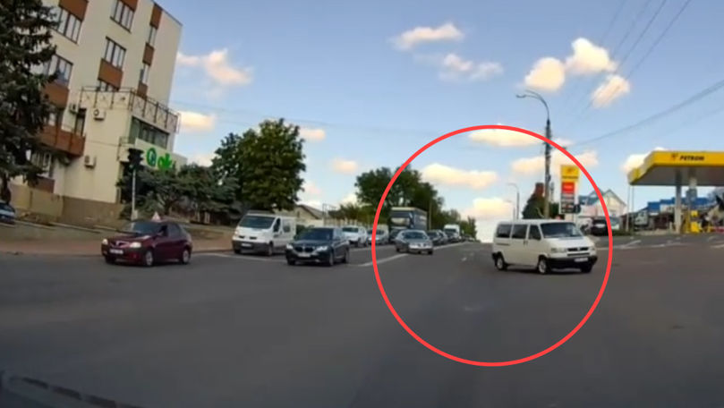 Încălcare molipsitoare: Șoferi, surprinși cum trec linia dublă continuă