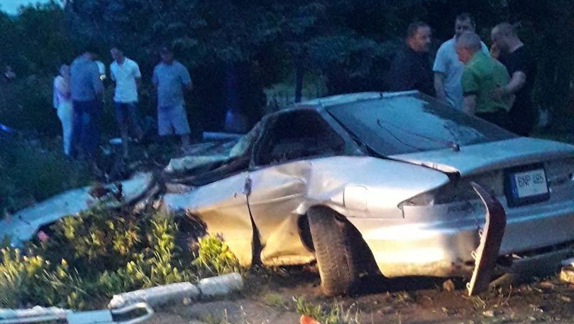 Mașină ruptă de un pom la Cahul: Șoferul a murit pe loc