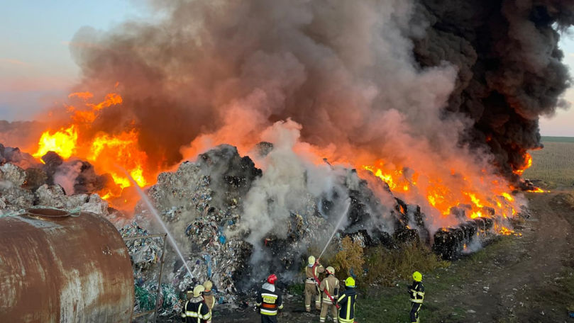 Alertă 112: Arde depozitul de reciclare a deșerilor din Chișinău