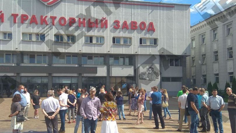 В Беларуси начались массовые забастовки на крупных предприятиях.