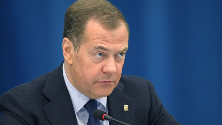 Medvedev îl amenință pe Trump să nu intervină în războiul din Ucraina