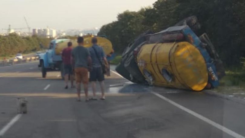 Un camion cu lapte s-a răsturnat la Stăuceni