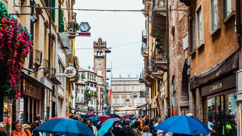 Oamenii din Verona nu au voie să-și spele mașinile sau să ude gazonul