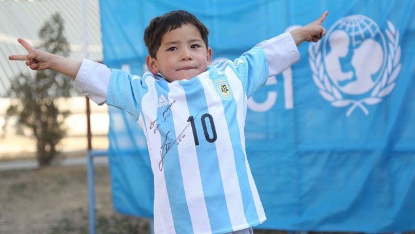 Copilul cu tricoul lui Messi din pungă cere ajutor de la fotbalist
