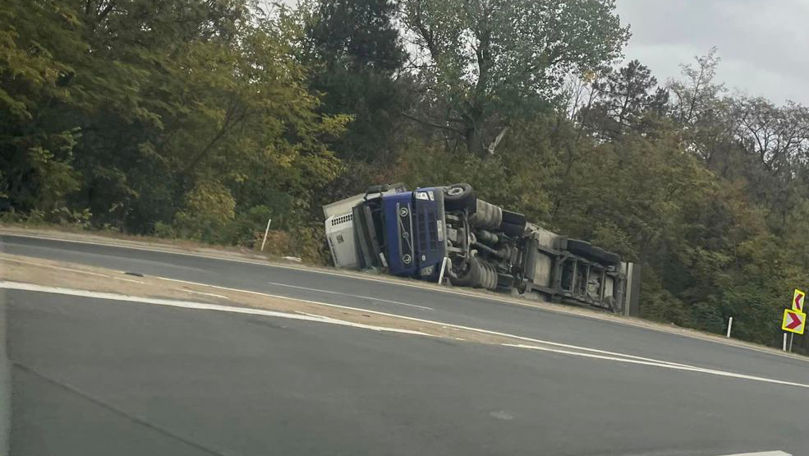 Accident rutier la Hâncești: Un camion s-a răsturnat. Victime nu sunt