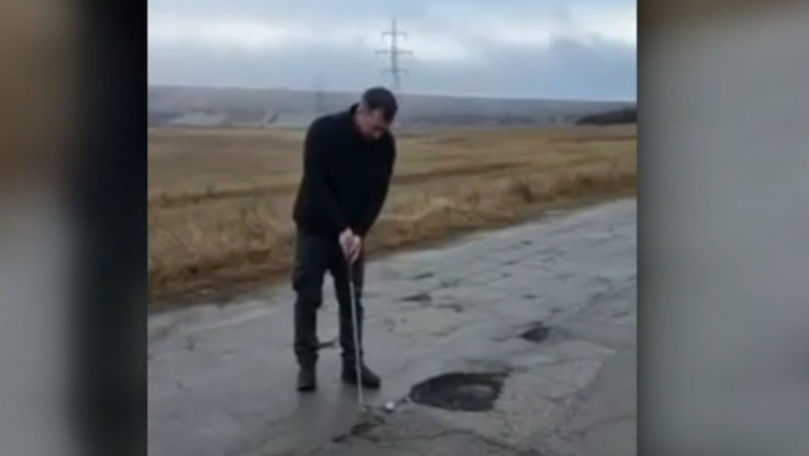 Protest inedit: Un localnic a jucat golf în gropile din asfalt