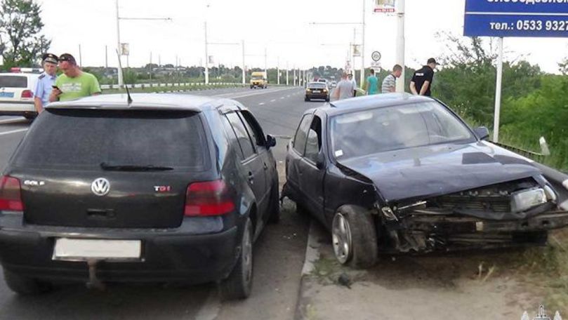 Accident rutier produs pe podul de pe Nistru. Două mașini, grav avariate