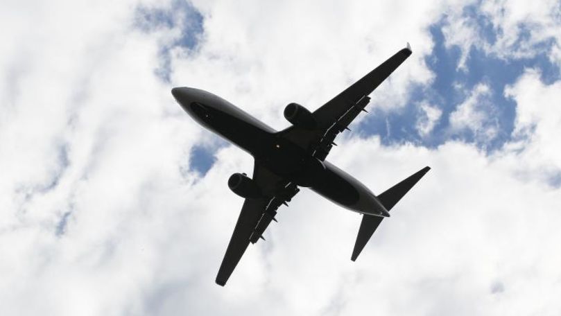 O companie aeriană a cerut mamelor care alăptează să se acopere