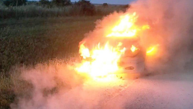 O mașină a luat foc din mers și a incendiat vegetația la Orhei