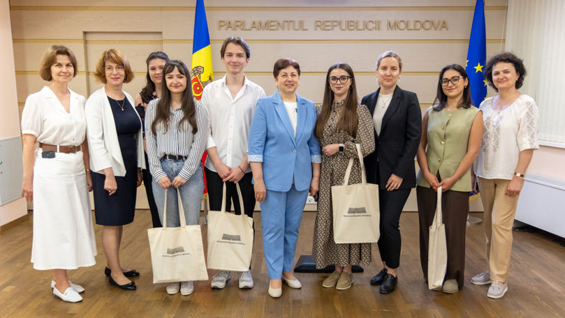 Trei tineri vor desfășura stagii plătite la Secretariatul Parlamentului