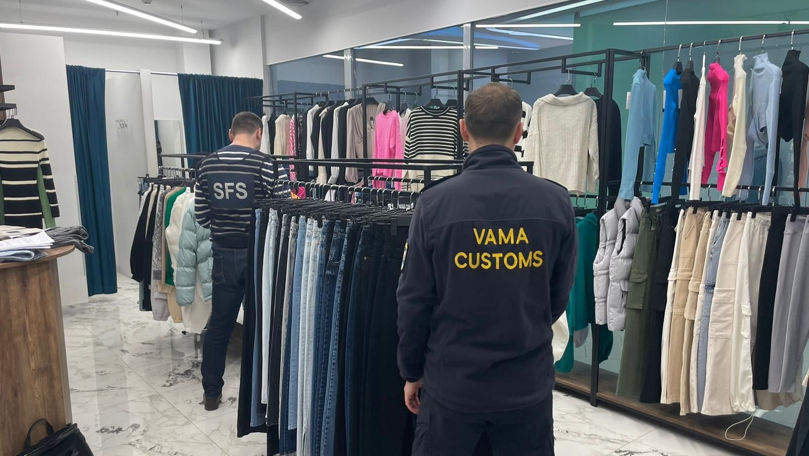 Percheziții în magazinele din Capitală: Haine de brand, vândute ilegal