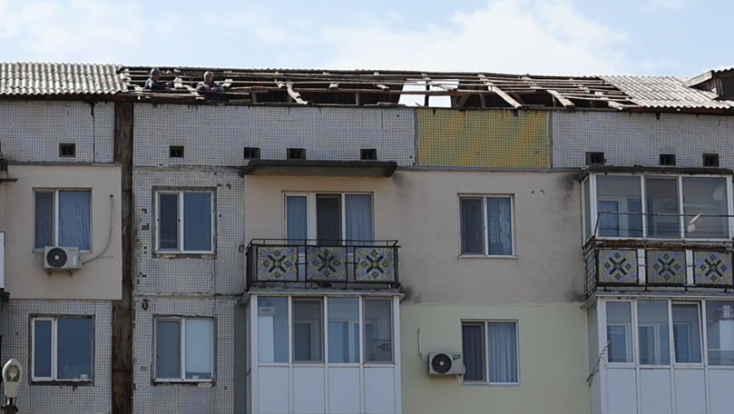 Жители многоэтажки в Каушанах остались без крыши над головой.