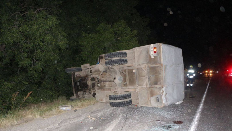 Grav accident cu implicarea unui camion cu pasageri: O persoană a murit