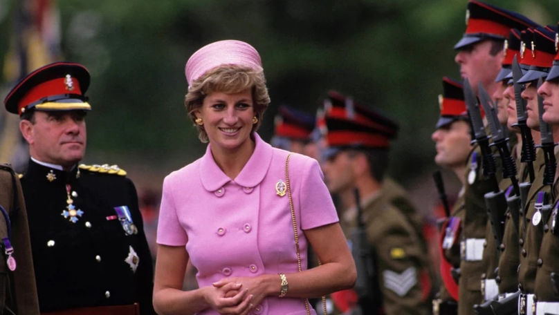 Peste 100 de piese din garderoba Prințesei Diana, scoase la licitație