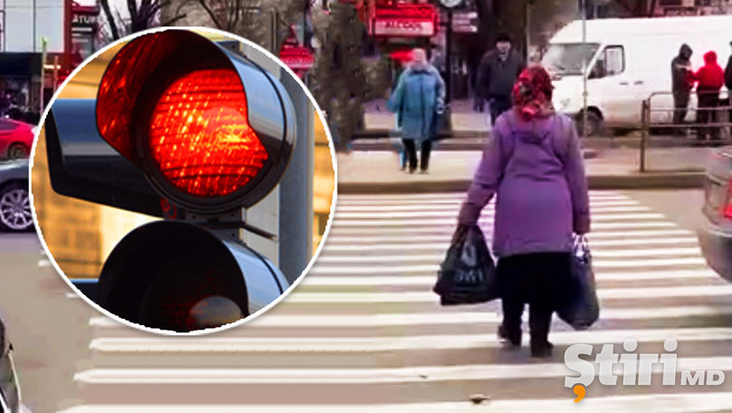 Femeie, filmată cum traversează la culoarea roșie a semaforului
