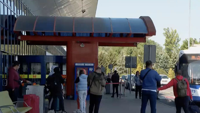 Lacrimi pe Aeroport: Mii de moldoveni se întorc în străinătate