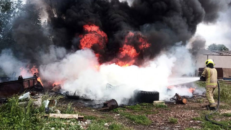 Alertă 112: Mai multe cauciuri de la un autoservice au ars ca o torță
