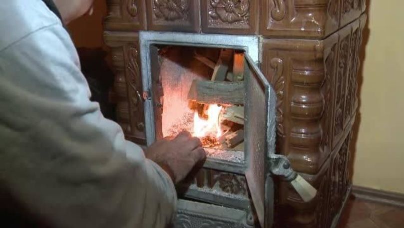 Frigul a dat buzna peste noi: Bătrânii, îngrijoraţi în prag de iarnă