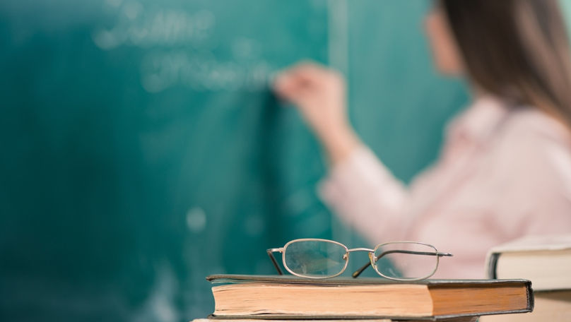 Учительница из Молдовы 26 лет незаконно преподавала в Румынии.