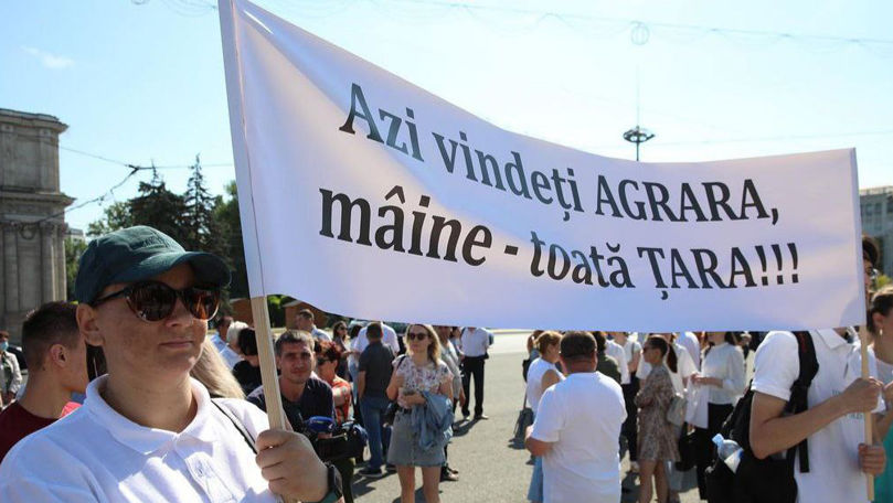 Перед зданием правительства проходит акция протеста против ликвидации вузов.