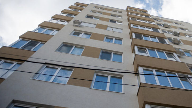 A căzut de la etaj în timp ce spăla geamurile. O femeie, la spital