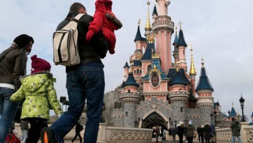 Panică la Disneyland din Paris după o alertă cu bombă