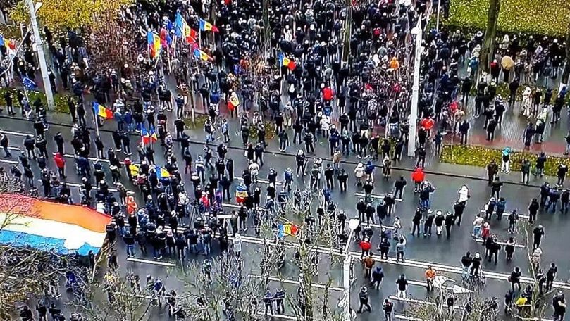 Bogdan Țîrdea publică o fotografie cu protestul făcută de la Președinție