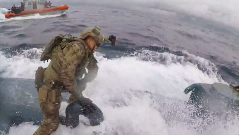 Agenţii americani, filmați cum se aruncă pe un submarin cu cocaină