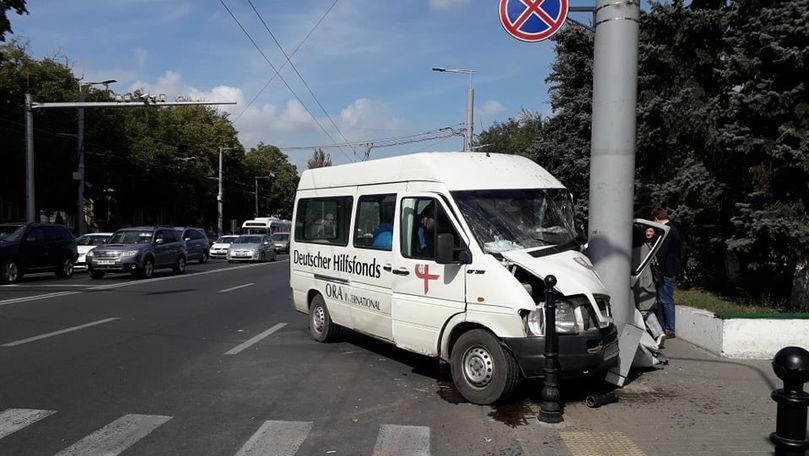 Microbuz din Chișinău, ciocnit cu un Audi și aruncat în stâlp