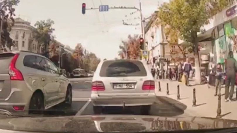 Un Mercedes, filmat cum este lovit în plin de o altă mașină în Chișinău