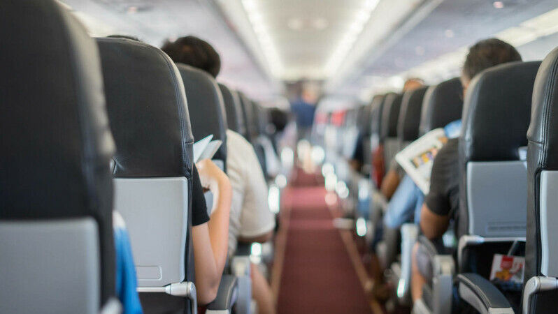 O femeie cere despăgubiri companiei aeriene, după ce un pasager a murit