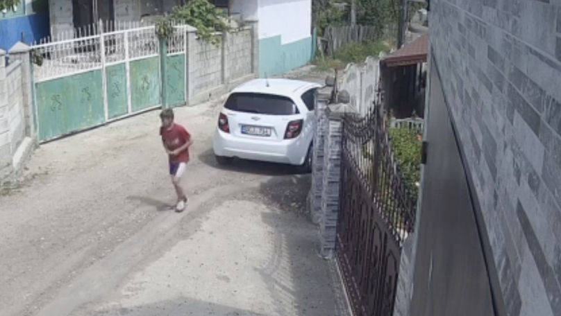 Un copil a furat ziua-n amiaza mare bani dintr-o mașină, la Băcioi
