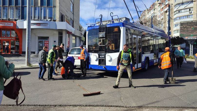 Șoferul unui troleibuz, lovit de o mașină în Capitală