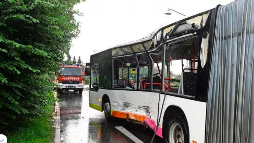 Un camion s-a izbit de un autobuz în Germania: Un mort și 13 răniți