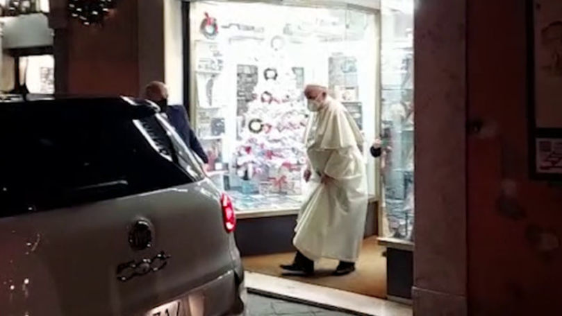 Papa Francisc, surprins într-un magazin din Roma. Ce cadou a primit