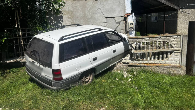 Beat și fără permis: Un bărbat a intrat cu mașina într-o casă la Briceni