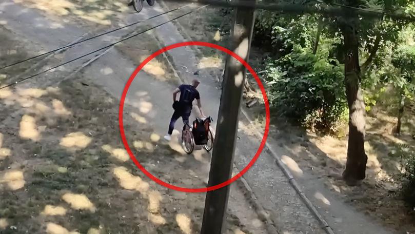 Un cerșetor „fără picioare”, surprins cum înșeală oamenii din Capitală