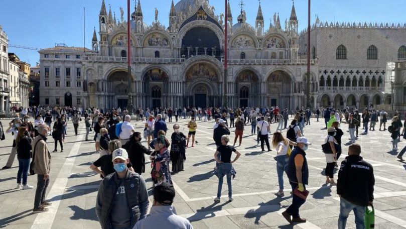 Străzile Italiei au revenit la viață, oamenii au luat cu asalt plajele