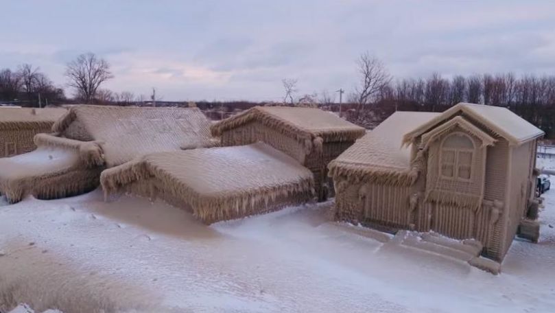 Imagini incredibile: Case acoperite în întregime cu gheață