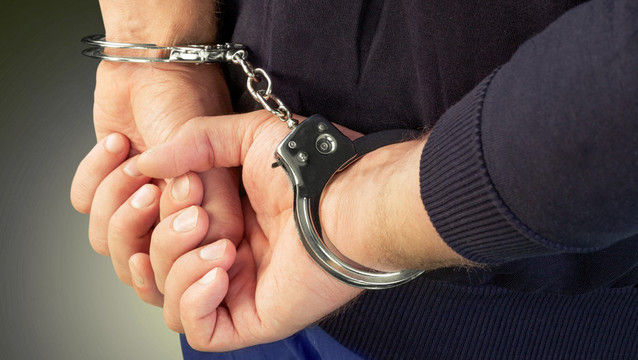 Un pungaș, reținut în Chișinău. Ce au găsit polițiștii la el acasă