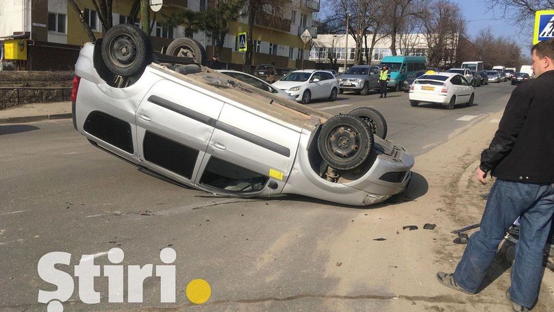 Momentul în care taxiul e răsturnat, filmat în Chișinău