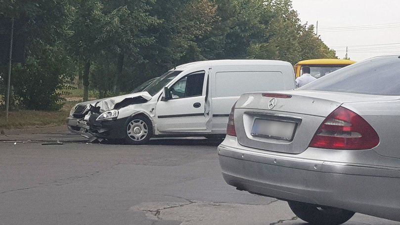 Accident violent în Capitală: 2 Mercedesuri și un Opel s-au tamponat
