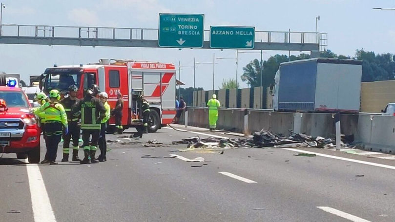 Un avion s-a prăbușit pe o autostradă din Italia: Două persoane au murit