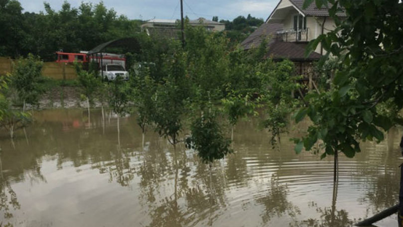 Cimişlia: Ploaia a înnămolit drumurile, grădinile şi beciurile oamenilor